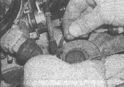 Рис. 10.17. Отсоединение троса акселератора от…