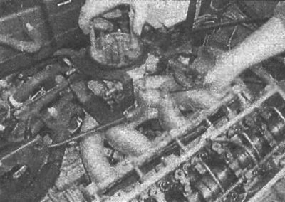 Рис. 10.47. Снятие впускного коллектора