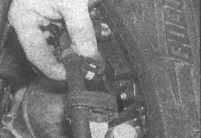 Рис. 11.37. Отсоединение электрического разъема…