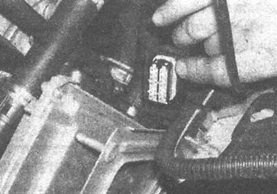 Рис. 11.47. Отсоединение нижнего разъема от ECU