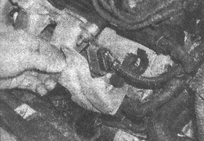 Рис. 11.58. Снятие кронштейна жгута проводов на…