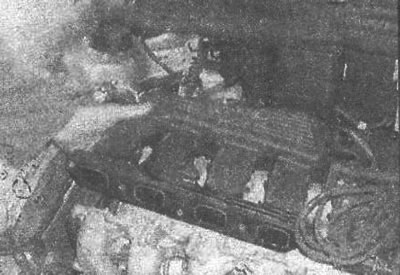 Рис. 11.61. Снятие верхней секции впускного…