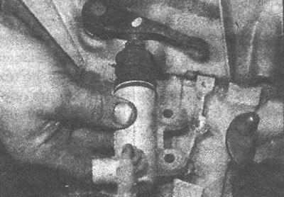 Рис. 13.7. Снятие рабочего цилиндра сцепления
