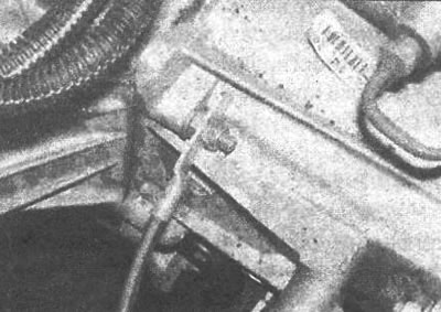 Рис. 14.8. Расположение гайки крепления провода…