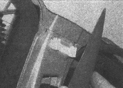 Рис. 19.110. Снятие обивки с центральной стойки