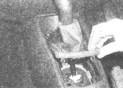 Рис. 19.128. Отсоединение нижней части чехла…