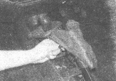 Рис. 19.137. Снятие чехла стояночного тормоза