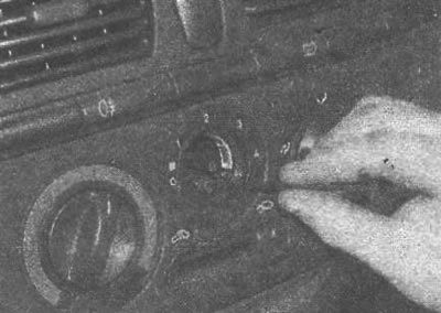 Рис. 19.143. Выворачивание винта, расположенного…