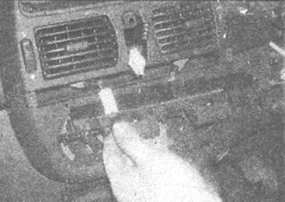 Рис. 19.146. Снятие панели переключателей с…
