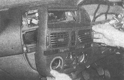 Рис. 19.148. Снятие центральной панели с панели…