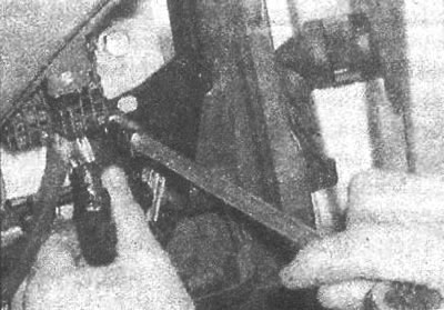 Рис. 19.166. Выворачивание болта крепления панели…