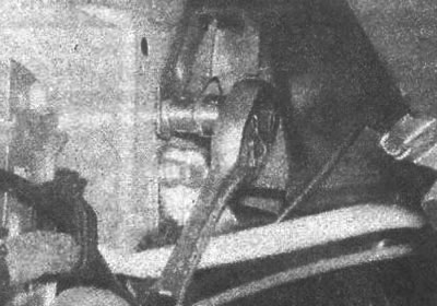 Рис. 19.167. Выворачивание болта, расположенного…