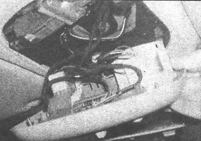 Рис. 20.61. Снятие фонаря внутреннего освещения