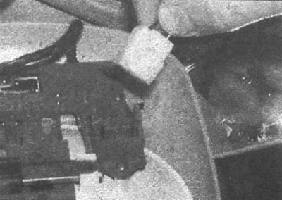 Рис. 20.62. Отсоединение разъема от фонаря…