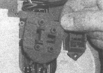 Рис. 20.63. Снятие крышки лампы накаливания с…