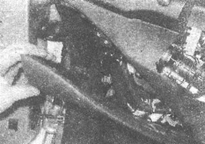 Рис. 20.88. Снятие крышки блока…