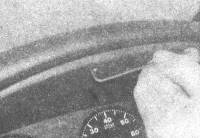 Рис. 20.90. Выворачивание верхнего винта…