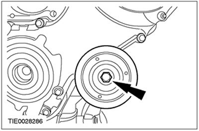 32. Снимите шкив ремня привода аксессуаров.