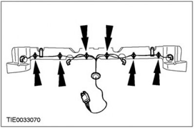 Отсоедините жгут электропроводки датчиков системы…