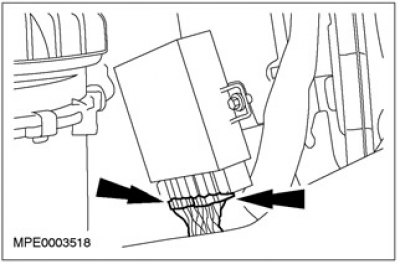 3. Рассоедините штекерные разъемы модуля…