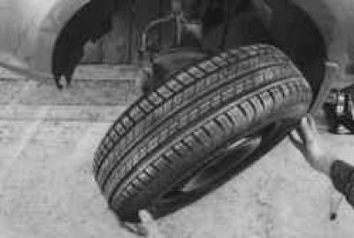 9. Поднимите домкратом автомобиль так, чтобы…