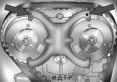 Рис. 4.17. Фиксация распределительных валов от…