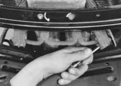 6. Подденьте отверткой…