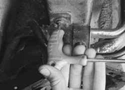 4. …и правому заднему лонжерону.