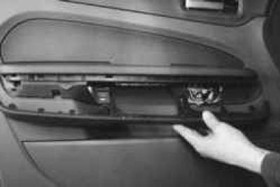 5. …снимите накладку, преодолевая упругое…