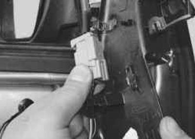5. Снимите с держателя на угловой накладке…