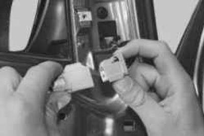 7. …и разъедините колодку.