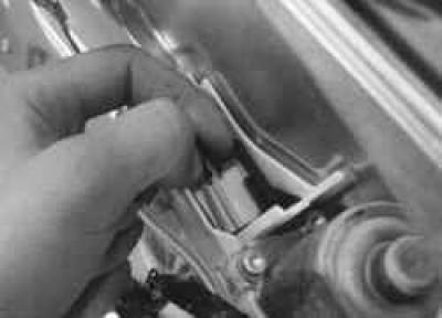 6. Сожмите фиксаторы колодки жгута проводов…