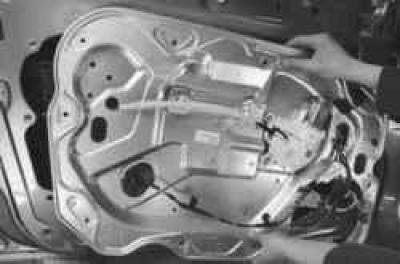12. …и отведите стеклоподъемник от двери.