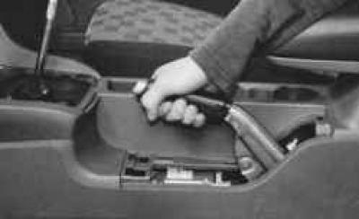 23. …поднимите вверх рычаг привода стояночного…