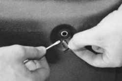 7. Извлеките четыре пистона крепления облицовки…