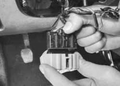 7. …отсоедините колодку жгута проводов и снимите…
