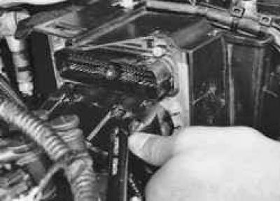 5. …и отсоедините колодку жгута проводов от блока…