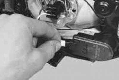 5. Отсоедините колодку жгута проводов…