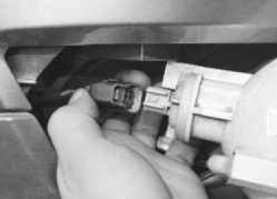 5. …отсоедините колодку жгута проводов и снимите…
