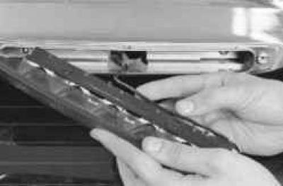 4. …выведите провод из держателя…
