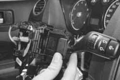 11. …и снимите подрулевой переключатель…