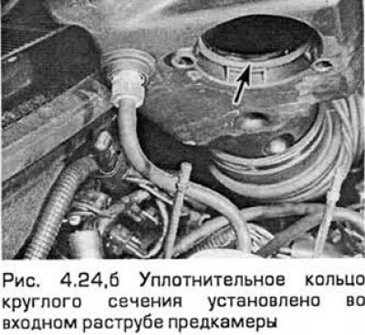 24. Поднимите камеру и отсоедините вакуумный…