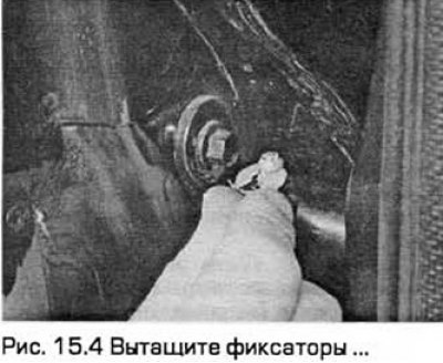 4. Вытащите фиксаторы из осей верхней и нижней…