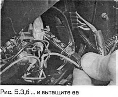 3. Освободите лампочку от упругого фиксатора и…