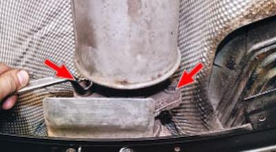 11….и снимите термоэкран, пропустив в его…