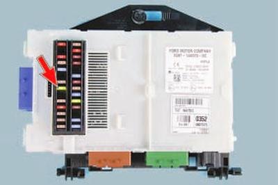 2. Отсоедините провод от клеммы «минус»…