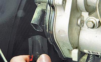 3. Сдвиньте вверх фиксатор колодки жгута проводов…