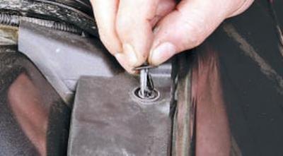 14. Выверните фиксаторы двух пистонов…