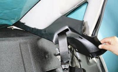 9. Отделите переднюю часть левой облицовки полки…