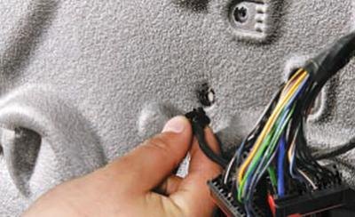 11. Поддев отвёрткой держатель жгута…